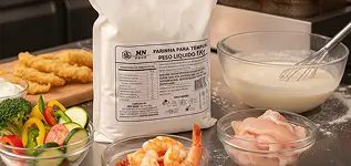 Alimentos empanados sendo preparados para uso em cozinha profissional